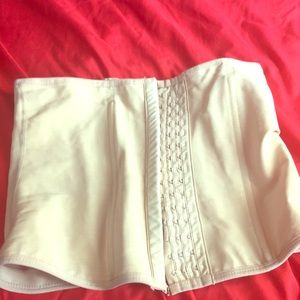 Faja para moldear la cintura